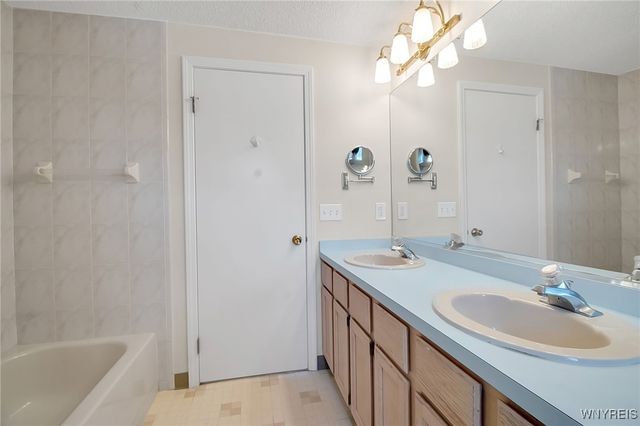 153 Mill Valley Ct, Amherst, NY 14051