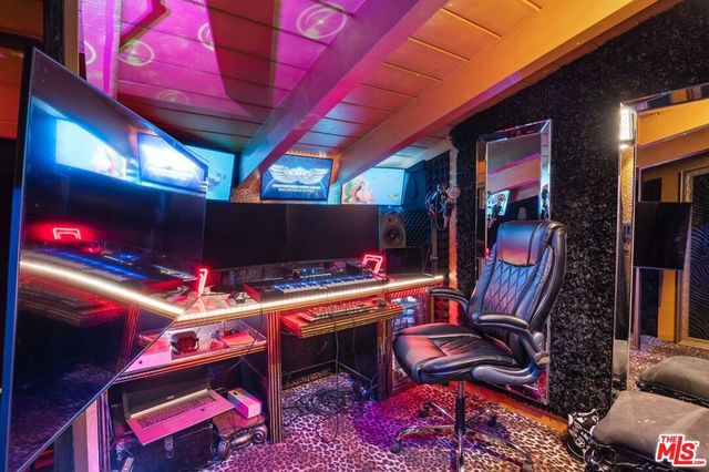 17419 Cohasset Street, Van Nuys, CA 91406