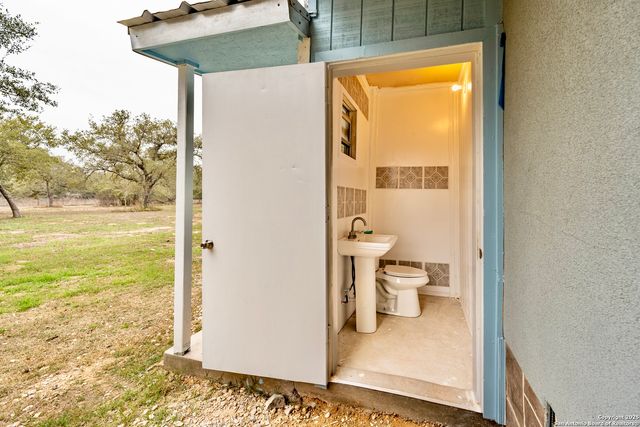 472 County Road 6723, Natalia, TX 78059