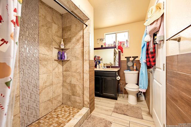472 County Road 6723, Natalia, TX 78059