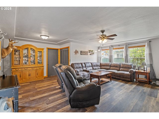 1311 WILLOW St, Myrtle Point, OR 97458