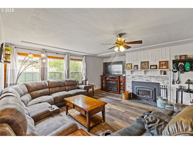 1311 WILLOW St, Myrtle Point, OR 97458