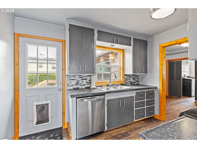 1311 WILLOW St, Myrtle Point, OR 97458