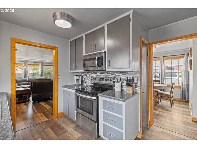 1311 WILLOW St, Myrtle Point, OR 97458