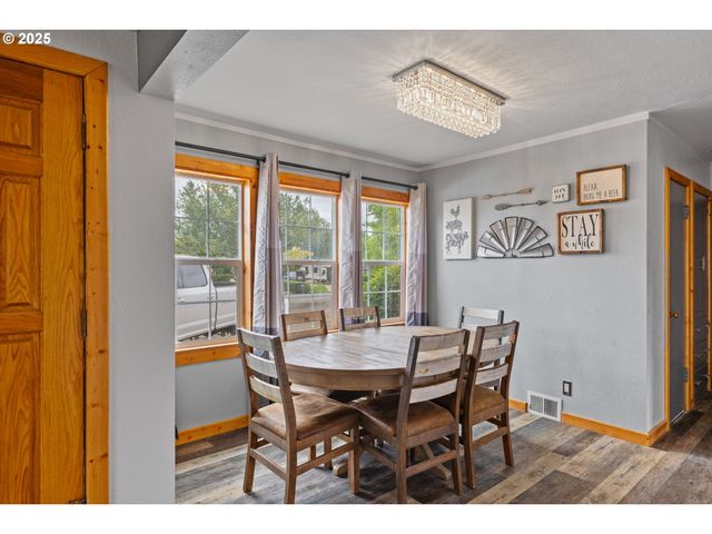 1311 WILLOW St, Myrtle Point, OR 97458