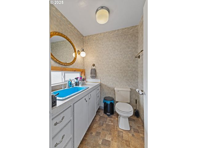 1311 WILLOW St, Myrtle Point, OR 97458