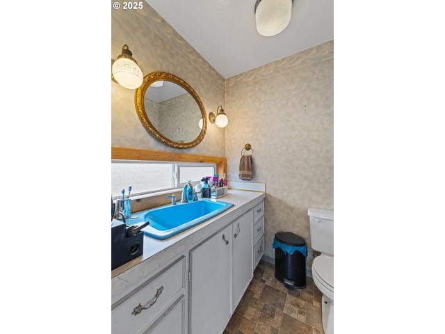 1311 WILLOW St, Myrtle Point, OR 97458