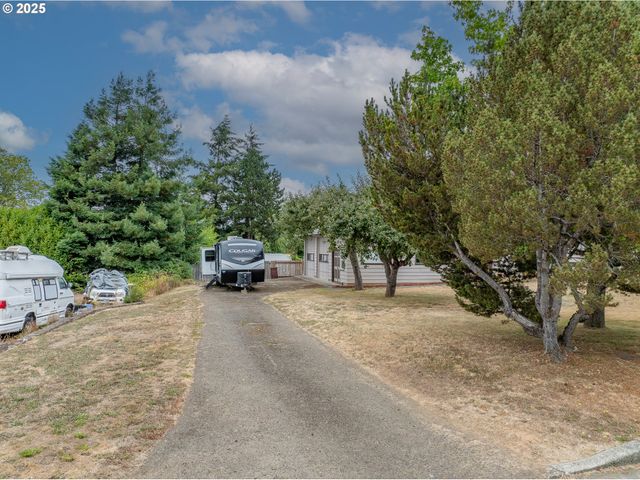 1311 WILLOW St, Myrtle Point, OR 97458