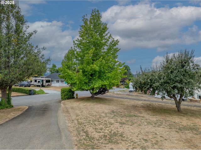 1311 WILLOW St, Myrtle Point, OR 97458