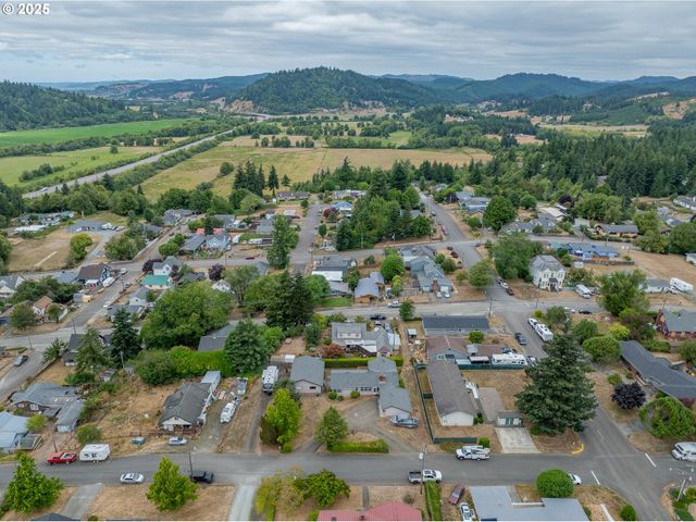 1311 WILLOW St, Myrtle Point, OR 97458