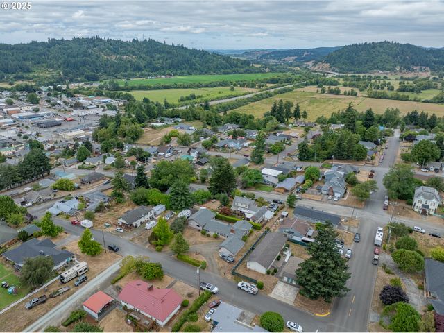 1311 WILLOW St, Myrtle Point, OR 97458