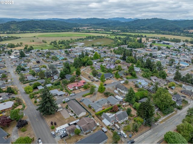 1311 WILLOW St, Myrtle Point, OR 97458