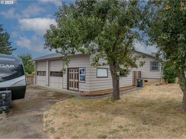 1311 WILLOW St, Myrtle Point, OR 97458