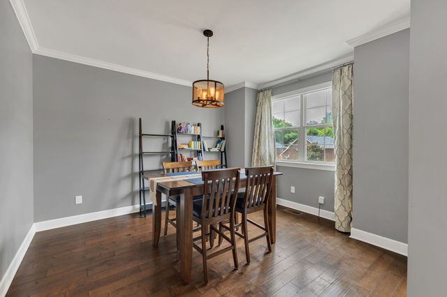 2328 Forest Lake Dr, Nashville, TN 37211
