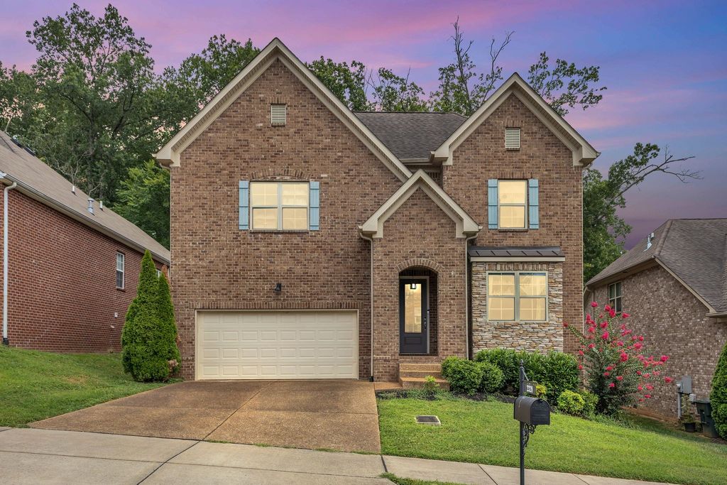2328 Forest Lake Dr, Nashville, TN 37211