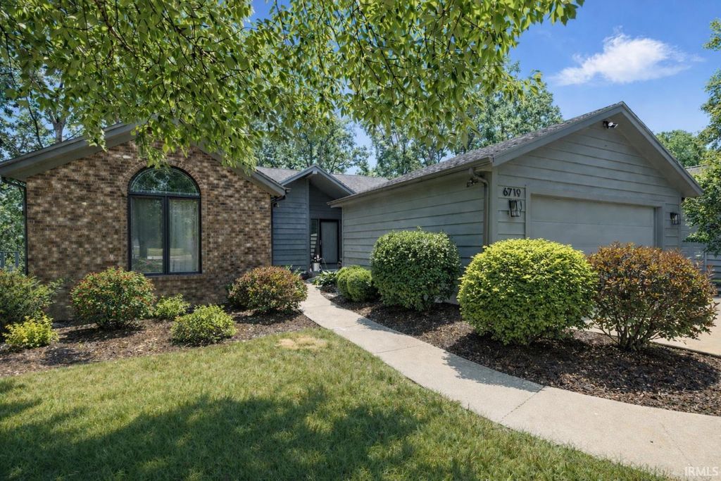 6719 W Canal Pointe Lane, Fort Wayne, IN 46804