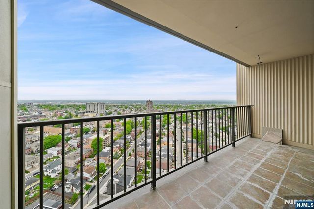 300 Winston Drive 2802, Cliffside Park, NJ 07010