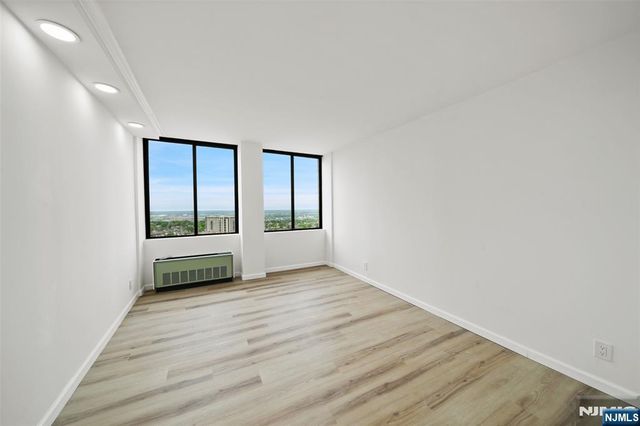 300 Winston Drive 2802, Cliffside Park, NJ 07010