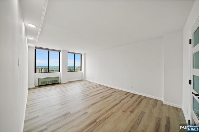 300 Winston Drive 2802, Cliffside Park, NJ 07010