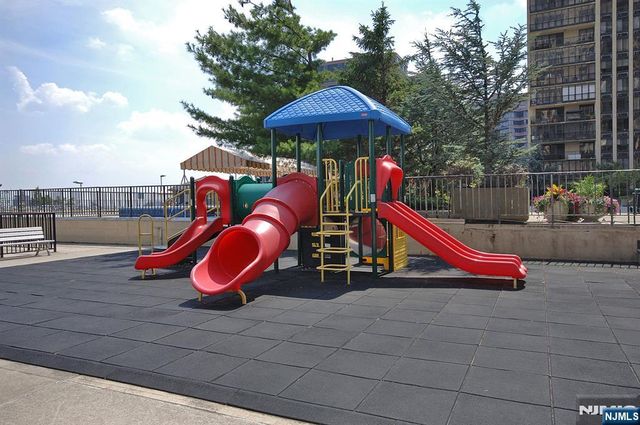 300 Winston Drive 2802, Cliffside Park, NJ 07010