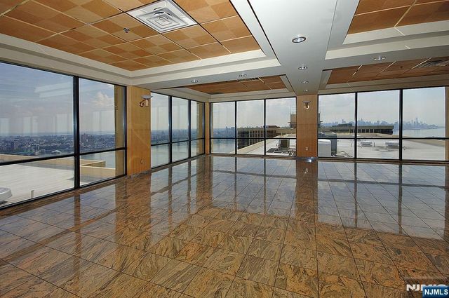 300 Winston Drive 2802, Cliffside Park, NJ 07010