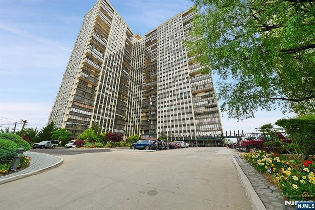 300 Winston Drive 2802, Cliffside Park, NJ 07010