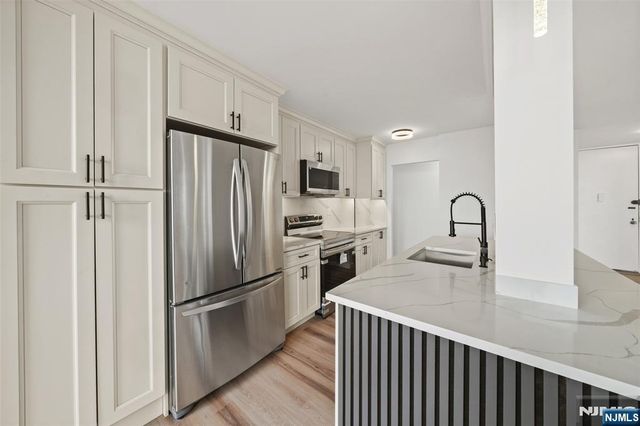 300 Winston Drive 2802, Cliffside Park, NJ 07010