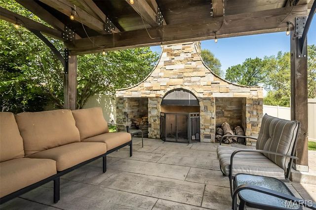 604 Glyn Cagny, Ballwin, MO 63021