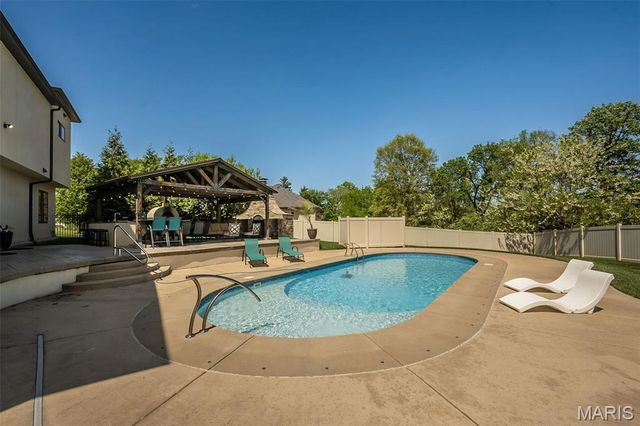 604 Glyn Cagny, Ballwin, MO 63021