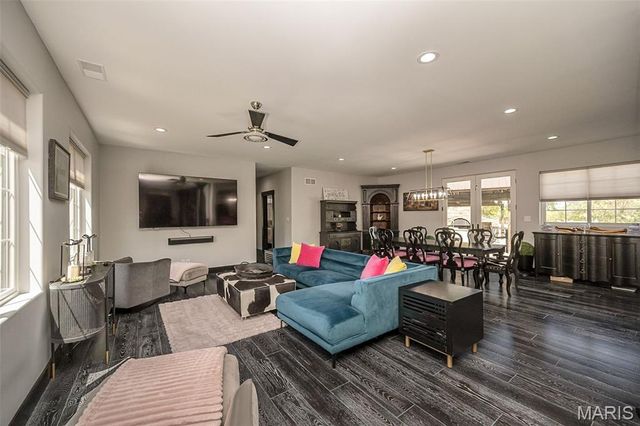 604 Glyn Cagny, Ballwin, MO 63021