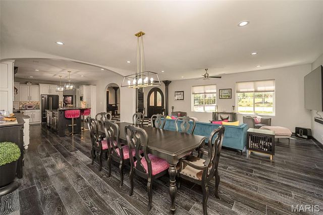 604 Glyn Cagny, Ballwin, MO 63021
