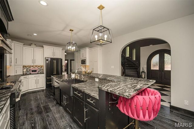 604 Glyn Cagny, Ballwin, MO 63021