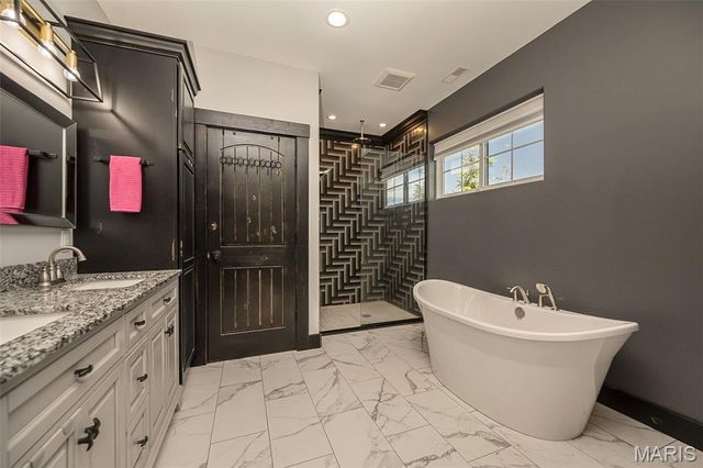 604 Glyn Cagny, Ballwin, MO 63021