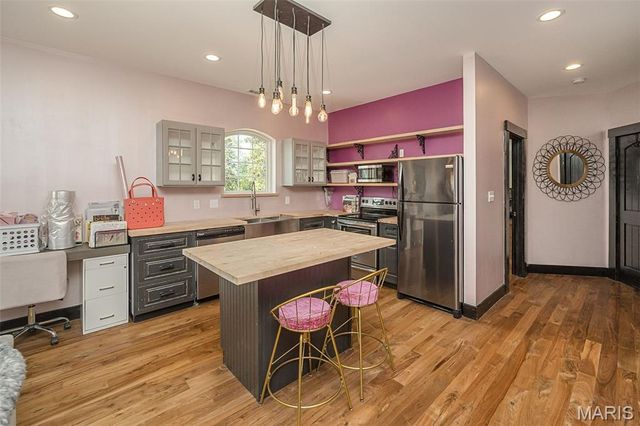 604 Glyn Cagny, Ballwin, MO 63021