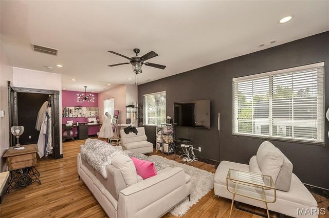 604 Glyn Cagny, Ballwin, MO 63021