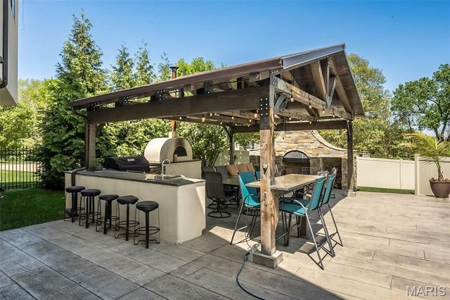 604 Glyn Cagny, Ballwin, MO 63021