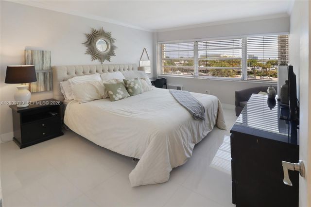 220 N Kings Point Dr 415, Sunny Isles Beach, FL 33160