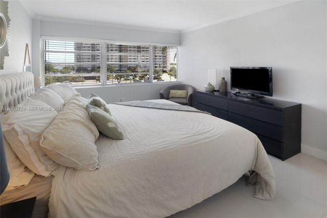 220 N Kings Point Dr 415, Sunny Isles Beach, FL 33160