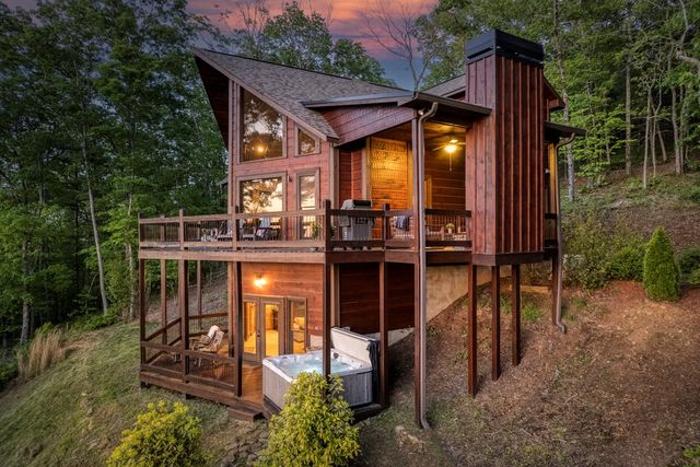 74 Hickory Hollow, Mineral Bluff, GA 30559