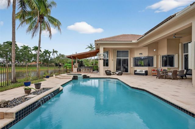 104 Dockside Circle, Weston, FL 33327