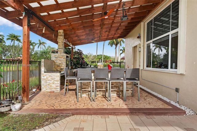 104 Dockside Circle, Weston, FL 33327