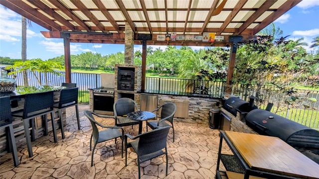 104 Dockside Circle, Weston, FL 33327