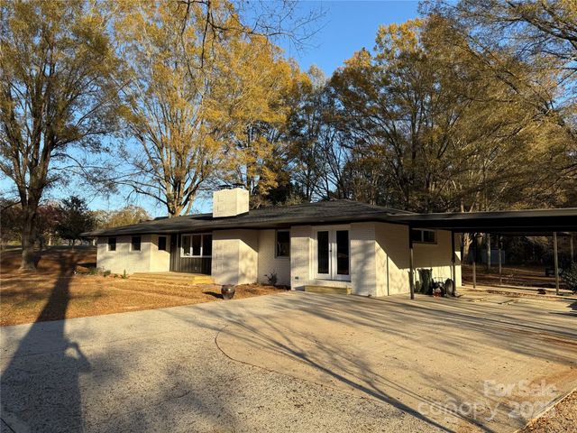 1208 Mariposa Road, Stanley, NC 28164