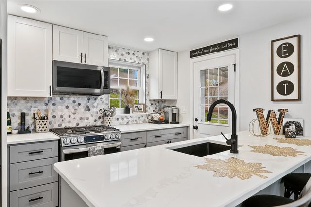 5300 Spring Valley Dr, Whitehall, PA 15236