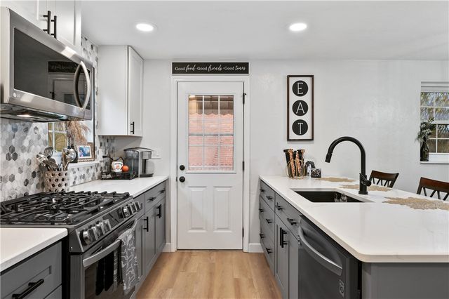 5300 Spring Valley Dr, Whitehall, PA 15236