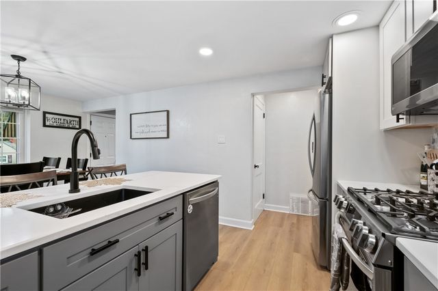 5300 Spring Valley Dr, Whitehall, PA 15236