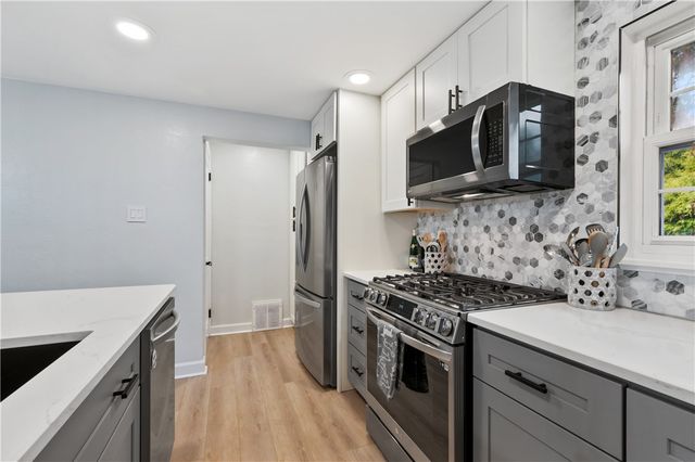 5300 Spring Valley Dr, Whitehall, PA 15236