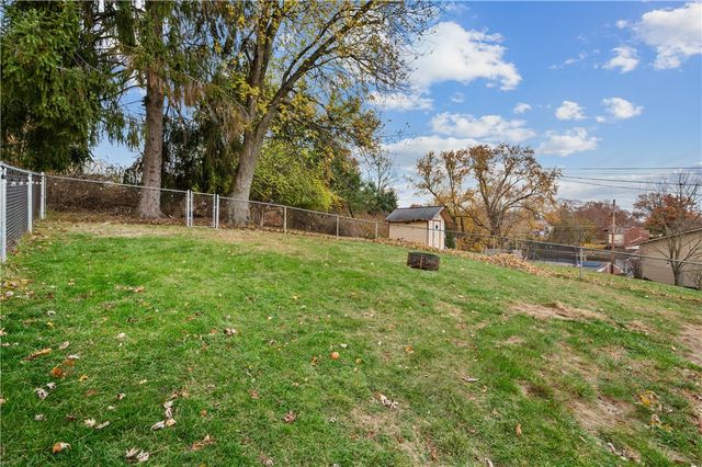 5300 Spring Valley Dr, Whitehall, PA 15236