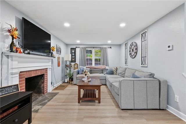 5300 Spring Valley Dr, Whitehall, PA 15236