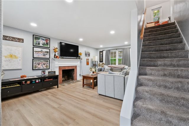 5300 Spring Valley Dr, Whitehall, PA 15236